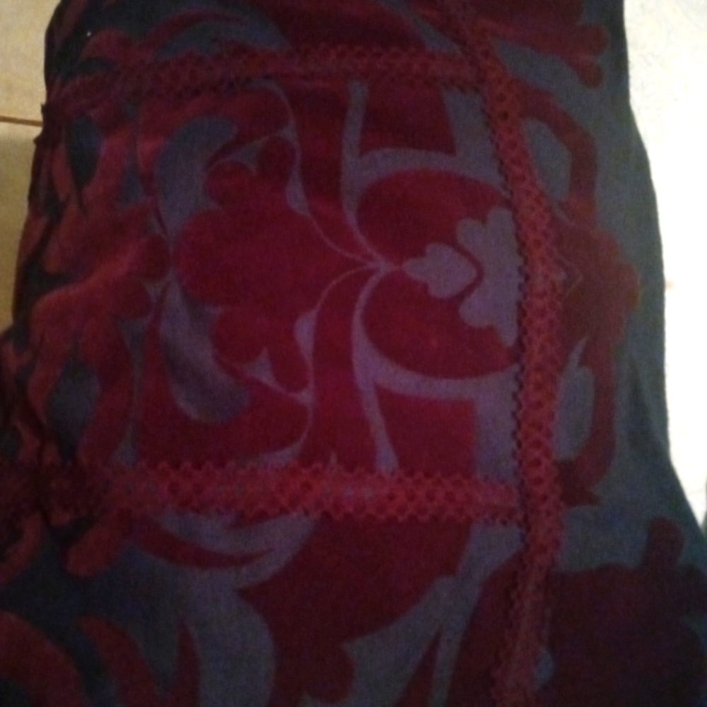 Skirt with velvet patching Style